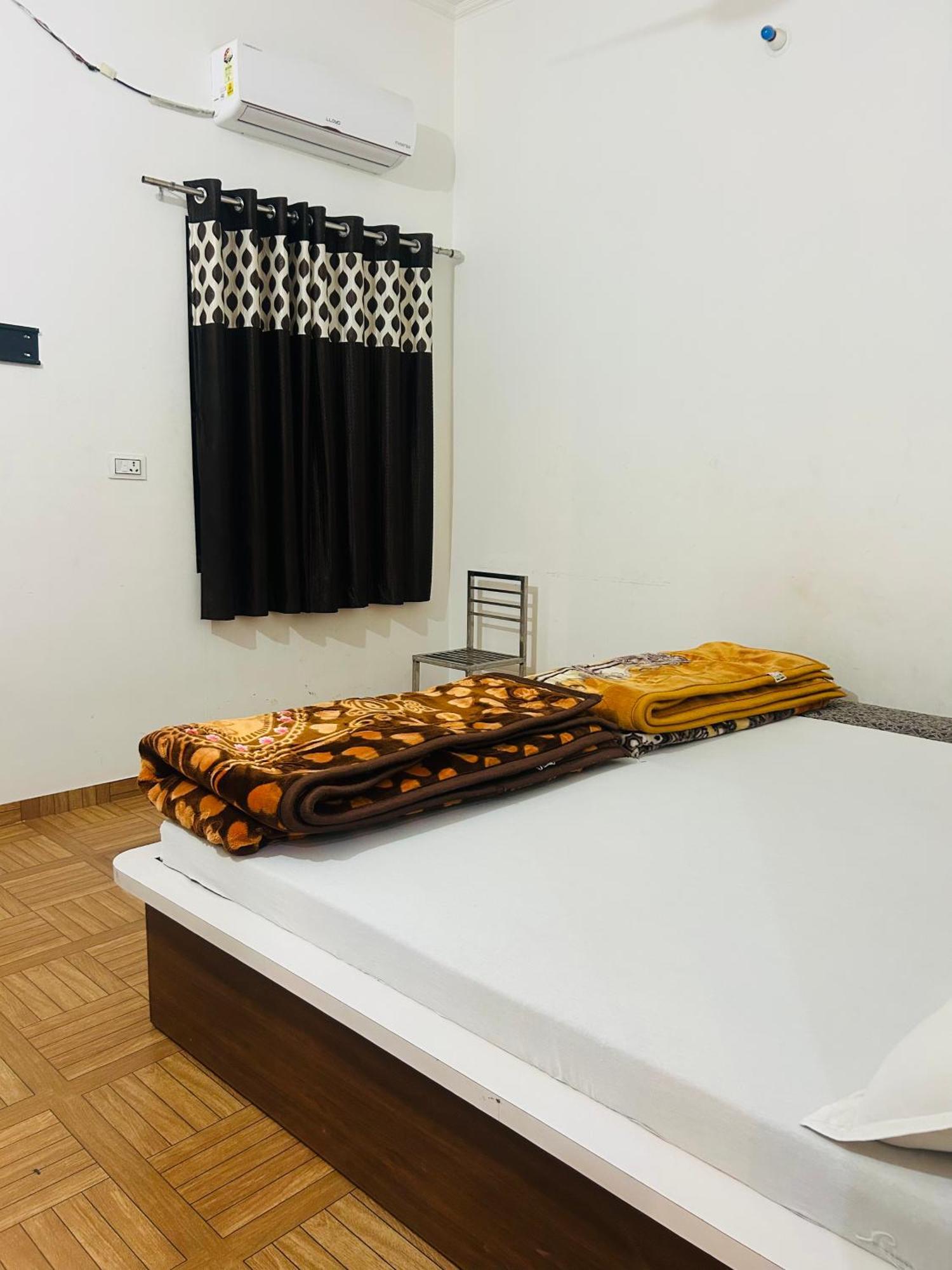 Milan Hotel & Restaurant Sikar Exterior photo